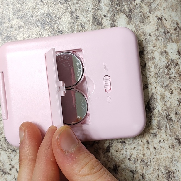 Light up pink compact mirror - Picture 3 of 6